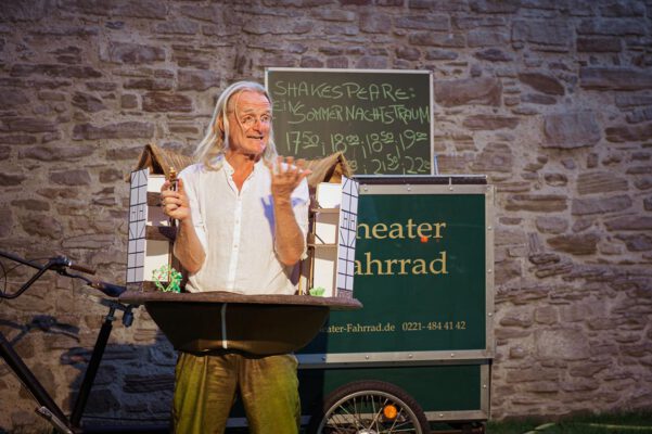 Bauchladen- Theater